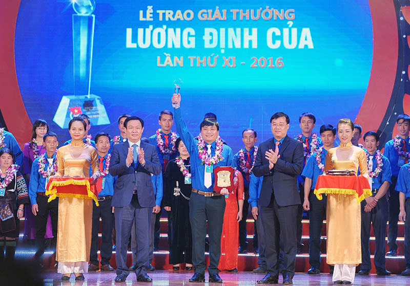 Phó Thủ tướng Vương Đình Huệ trao Giải thưởng Lương Định Của cho thanh niên nông thôn có thành tích xuất sắc trong lĩnh vực nông nghiệp, nông thôn. Ảnh: VGP Phó Thủ tướng Vương Đình Huệ trao Giải thưởng Lương Định Của cho thanh niên nông thôn có thành tích xuất sắc trong lĩnh vực nông nghiệp, nông thôn. Ảnh: VGP