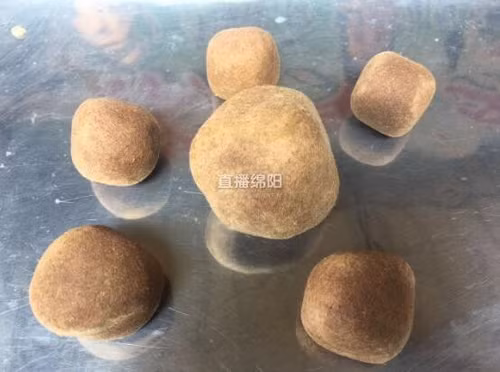 Chúng có kích cỡ khác nhau, viên to nhất có trọng lượng lên tới 75 gr, viên nhỏ nhất là 40 gr. Tổng khối lượng 6 viên là 360 gr.