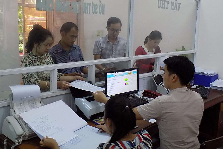 Giải quyết thủ tục hành chính tại bộ phận “một cửa” của Sở Tài chính. Ảnh: T.N
