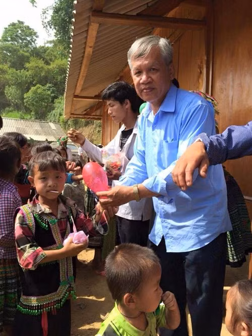 Ngoài việc làm đẹp miễn phí cho người xấu số, ông Anh thường xuyên tham gia các hoạt động thiện nguyện trên cả nước.