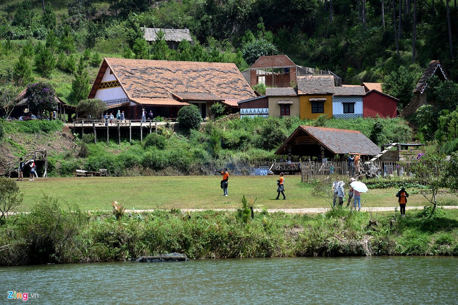Các mẫu hoa văn đặc trưng của cộng đồng dân tộc thiểu số Tây Nguyên cũng xuất hiện tại đây khá nhiều. a