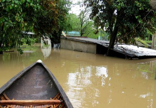Phú Yên: 2 người mất tích do lũ cuốn. Phú Yên: 2 người mất tích do lũ cuốn.
