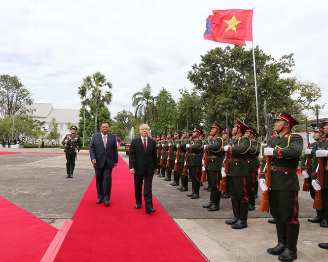 Tổng Bí thư, Chủ tịch nước Lào Bounnhang Volachith và Tổng bí thư Nguyễn Phú Trọng duyệt đội danh dự tại lễ đón chính thức