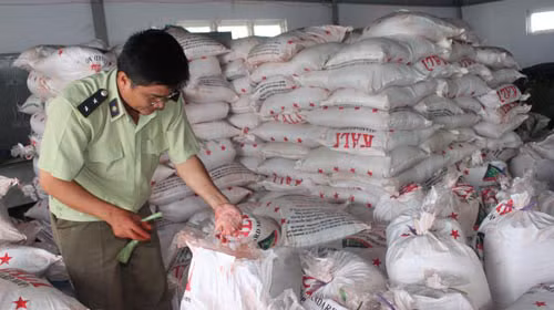 9 tháng năm 2016, lực lượng Quản lý Thị trường đã phát hiện 1.434 vụ vi phạm và xử phạt hành chính các cơ sở sản xuất phân bón giả, kém chất lượng với số tiền là 60,57 tỷ đồng (Ảnh minh họa) 9 tháng năm 2016, lực lượng Quản lý Thị trường đã phát hiện 1.434 vụ vi phạm và xử phạt hành chính các cơ sở sản xuất phân bón giả, kém chất lượng với số tiền là 60,57 tỷ đồng (Ảnh minh họa)