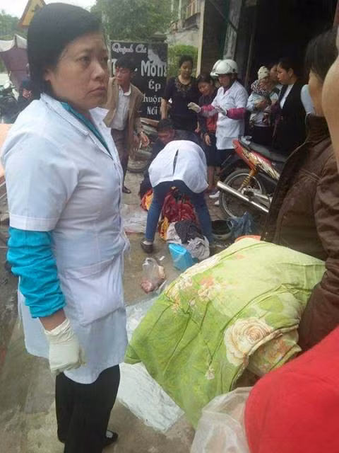 Các y-bác sĩ đang đỡ đẻ cho chị Loan ngay trên vệ đường