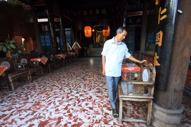 Hội quán có hai dãy ghế cổ trên 100 năm tuổi, được đóng và chuyển từ Trung Quốc sang. Lưng và mặt ghế được lót đá tự nhiên, xung quanh điểm khảm trai. Theo những người trông coi hội quán, vài năm trước giới chơi đồ cổ đến hỏi mua những chiếc ghế này, với giá hơn 10 triệu/chiếc nhưng hội quán không bán. 9