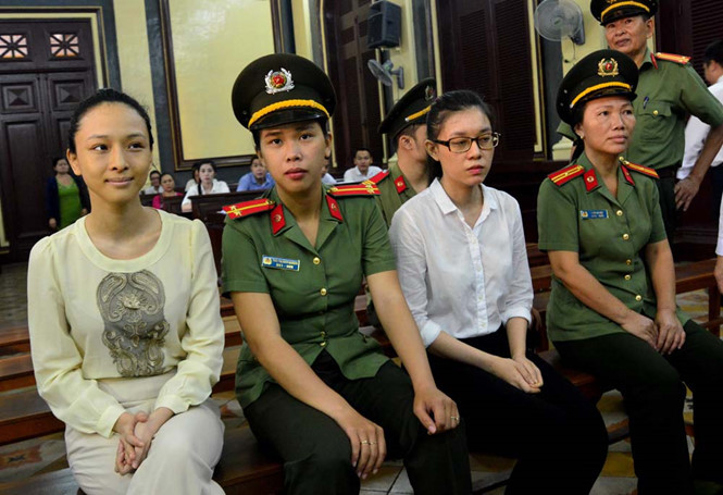 Bị cáo Nga (bìa trái) và Dung tại phiên tòa sơ thẩm ngày 21-9.