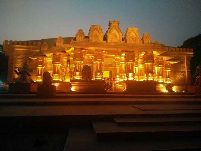 Phông cưới là mô hình ngôi đền Hindu cổ Phông cưới là mô hình ngôi đền Hindu cổ