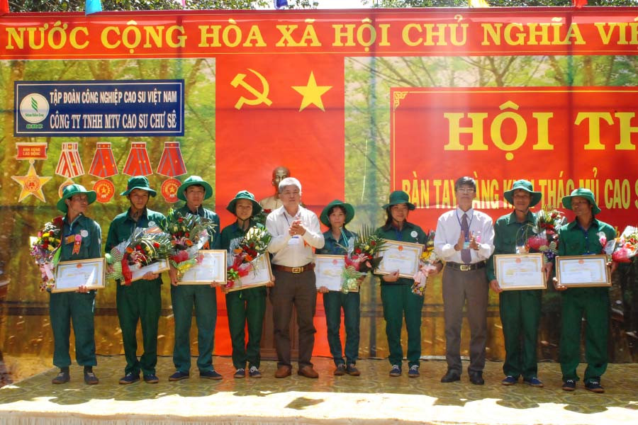 Trao giải thưởng cho công nhân đạt giải trong hội thi. Ảnh: Đ.Y Trao giải thưởng cho công nhân đạt giải trong hội thi. Ảnh: Đ.Y