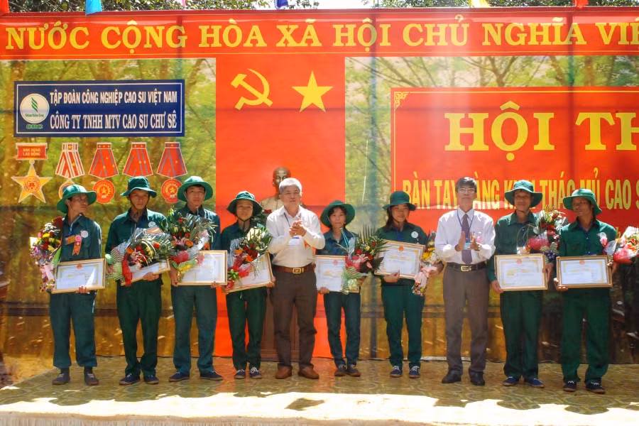 Trao giải thưởng cho công nhân đạt giải trong hội thi. Ảnh: Đ.Y