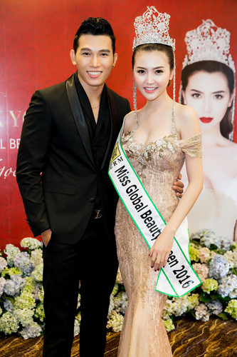 Nam vương Ngọc Tình chúc mừng Ngọc Duyên. 6