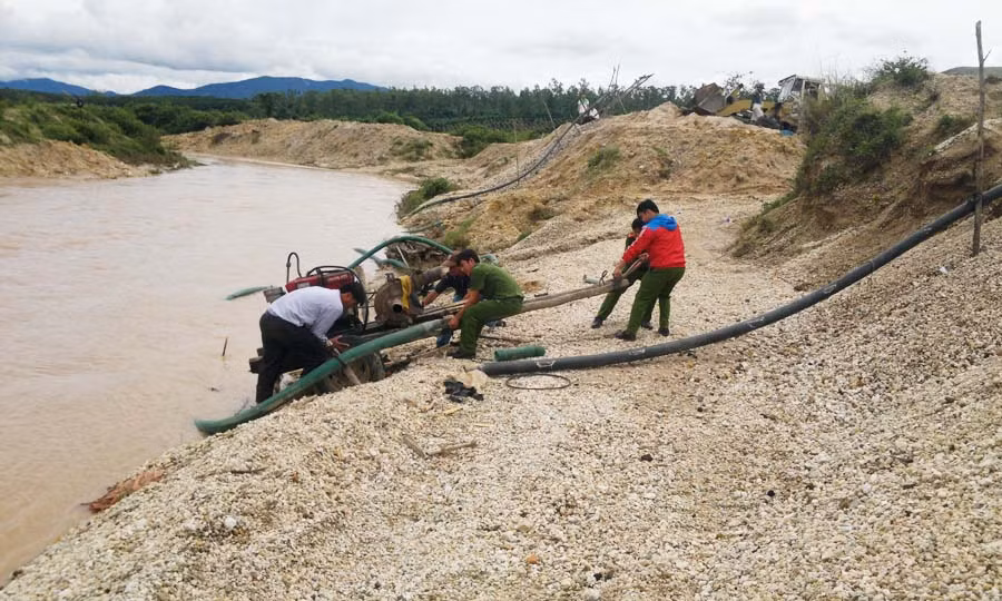  Cảnh sát Môi trường bắt quả tang các đối tượng khai thác cát trái phép ở xã Ayun, huyện Mang Yang. Ảnh: L.A