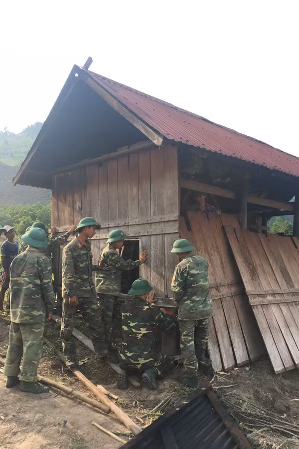 Bộ đội giúp người làng Brang dời làng. Ảnh: T.H