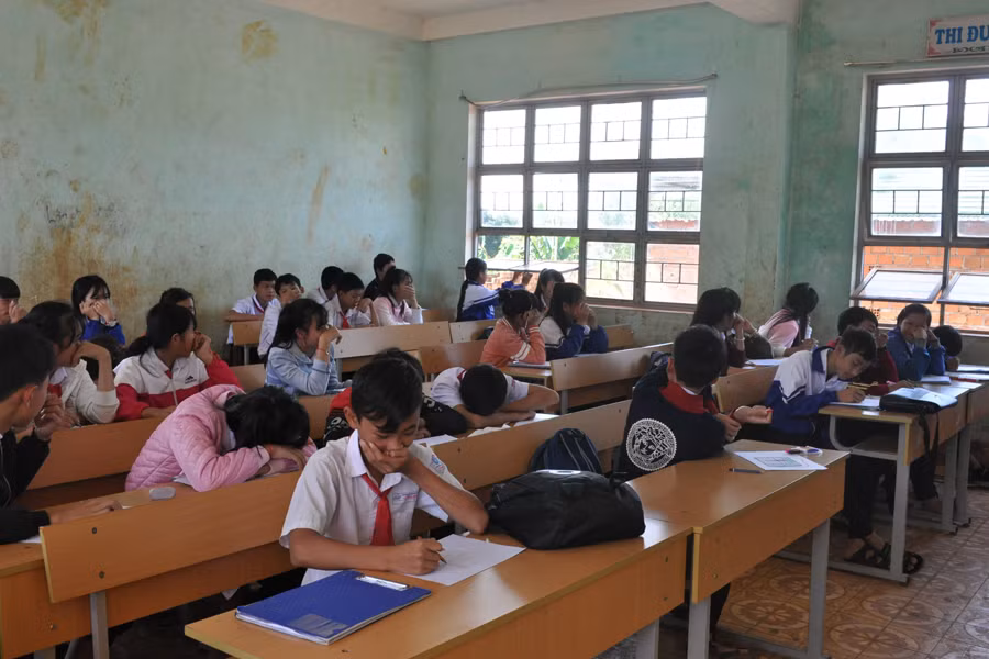 Các em học sinh Trường THCS Lê Hồng Phong phải sống chung với mùi hôi thối. Ảnh: L.V.N