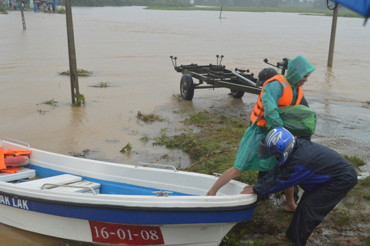 Những trường hợp khẩn cấp được lực lượng chức năng dùng ca nô đưa qua khu vực ngập.