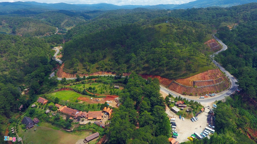 Đường vào làng nhìn từ camera bay. Từ trung tâm thành phố Đà Lạt tới đây khoảng 20 km. Đây là một phần của con đường Đông Trường Sơn nối liền TP Đà Lạt và tỉnh Đak Lak. a