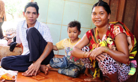 Gia đình anh Rơ Mah Thuêng và chị Ksor Lei.