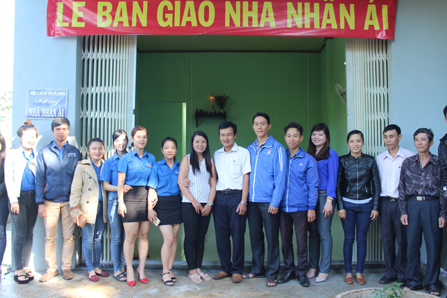 Trao nhà nhân ái cho gia đình thanh niên Phan Xuân Tánh ở tổ 12, phường Phù Đổng, TP. Pleiku. Ảnh: T.B