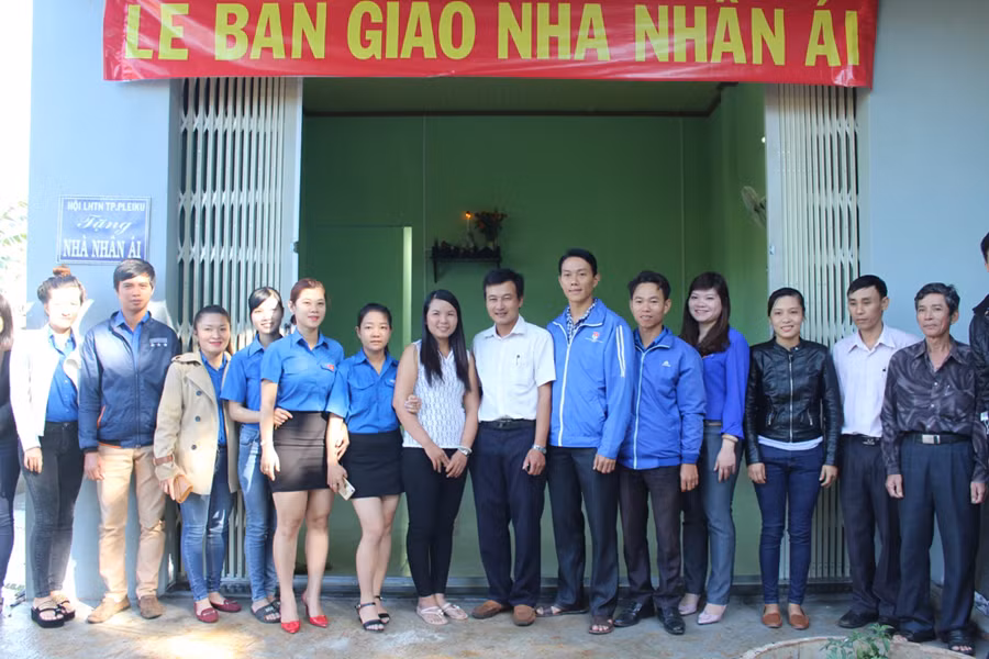 Trao nhà nhân ái cho gia đình thanh niên Phan Xuân Tánh ở tổ 12, phường Phù Đổng, TP. Pleiku. Ảnh: T.B
