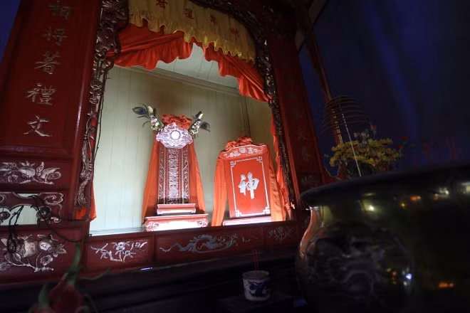 Từ chánh điện nhìn ra, phía bên trái có bàn thờ Thần Tài, phía bên phải thờ Tiền Hiền với ý nghĩa cầu mong tiền tài và được các bậc tiền nhân che chở. Trong ảnh là nơi thờ Tiền Hiền. 7