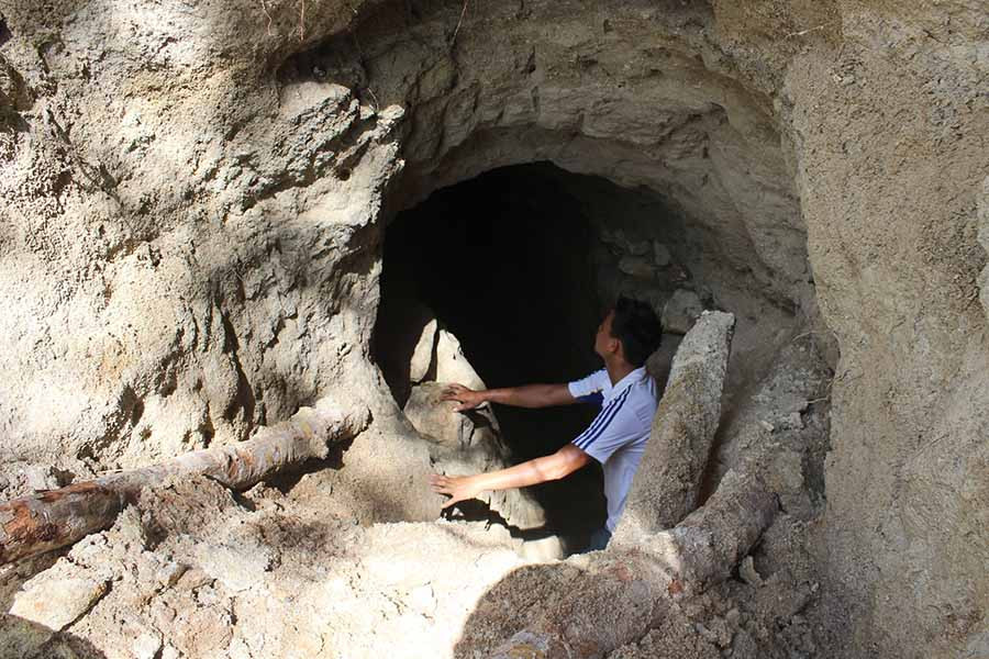 Những hầm vàng sâu hun hút vào trong lòng núi. Ảnh: Văn Ngọc Những hầm vàng sâu hun hút vào trong lòng núi. Ảnh: Văn Ngọc