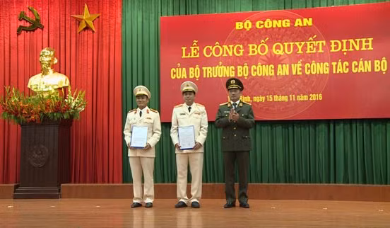 Thượng tướng Nguyễn Văn Thành đã trao quyết định của Bộ trưởng Bộ Công an cho Thiếu tướng Lê Đình Nhường và Đại tá Nguyễn Văn Minh. Ảnh Thaibinhtv.vn