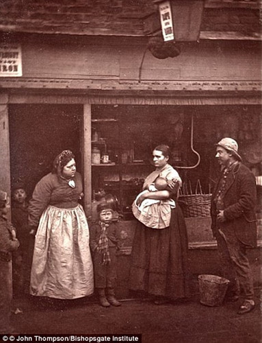 Đây là những người dân Anh trong khu nhà ổ chuột vừa mới trải qua trận lũ đường phố ở Lambeth. Đây là những người dân Anh trong khu nhà ổ chuột vừa mới trải qua trận lũ đường phố ở Lambeth.