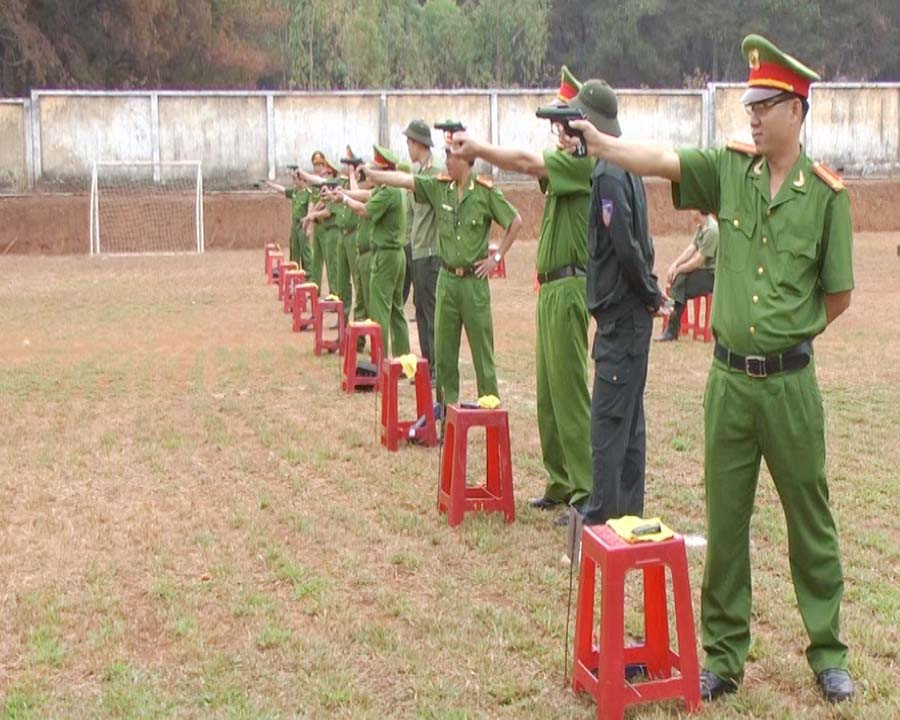Huấn luyện bắn súng tại thao trường. Ảnh: H.T Huấn luyện bắn súng tại thao trường. Ảnh: H.T