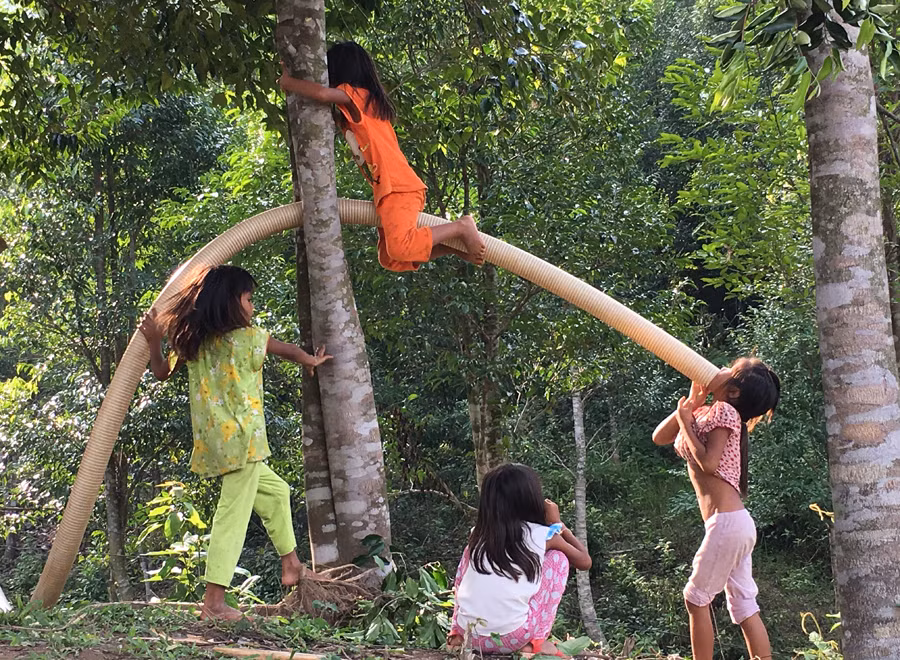 Những trò chơi tự chế của trẻ em trong làng. Ảnh: T.H