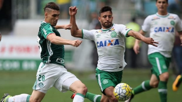 Alan Ruschel (giữa) khi thi đấu cho Chapecoense. Ảnh: NBC NEWS Alan Ruschel (giữa) khi thi đấu cho Chapecoense. Ảnh: NBC NEWS