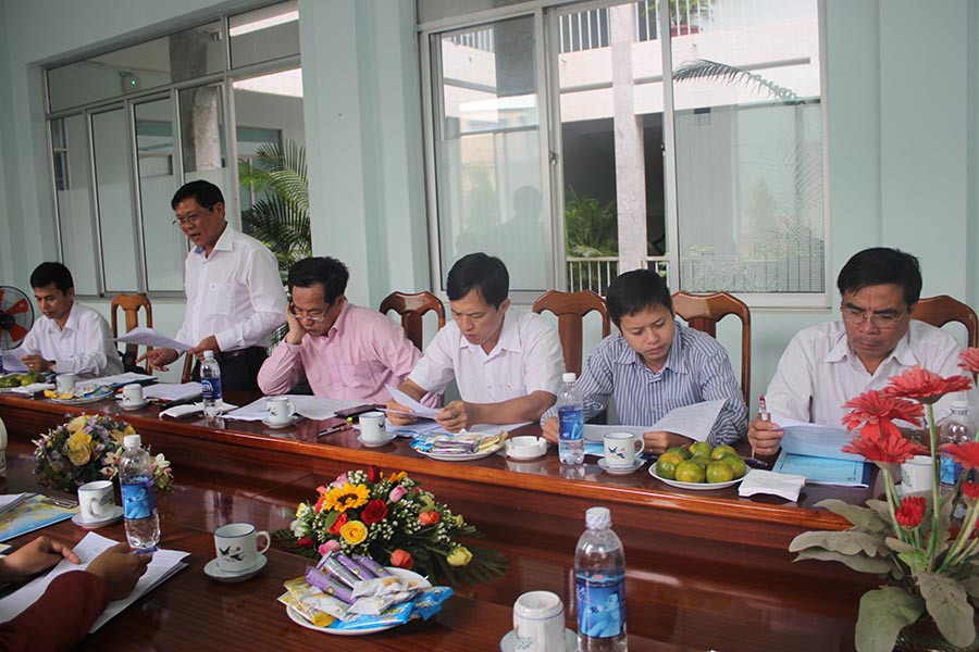 Đoàn giám sát của Ban Kinh tế-Ngân sách HĐND tỉnh Gia Lai giám sát tình hình nợ thuế và xử lý nợ tại Cục Thuế tỉnh. Ảnh: T.N Đoàn giám sát của Ban Kinh tế-Ngân sách HĐND tỉnh thực hiện giám sát trực tiếp tình hình nợ thuế và xử lý nợ tại Cục Thuế tỉnh. Ảnh: T.N