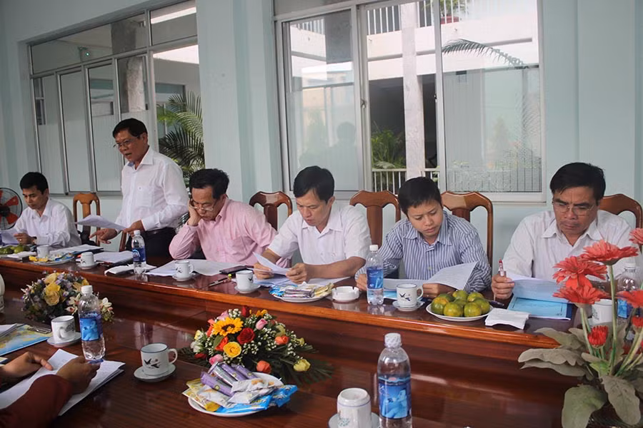 Đoàn giám sát của Ban Kinh tế-Ngân sách HĐND tỉnh Gia Lai giám sát tình hình nợ thuế và xử lý nợ tại Cục Thuế tỉnh. Ảnh: T.N Đoàn giám sát của Ban Kinh tế-Ngân sách HĐND tỉnh thực hiện giám sát trực tiếp tình hình nợ thuế và xử lý nợ tại Cục Thuế tỉnh. Ảnh: T.N