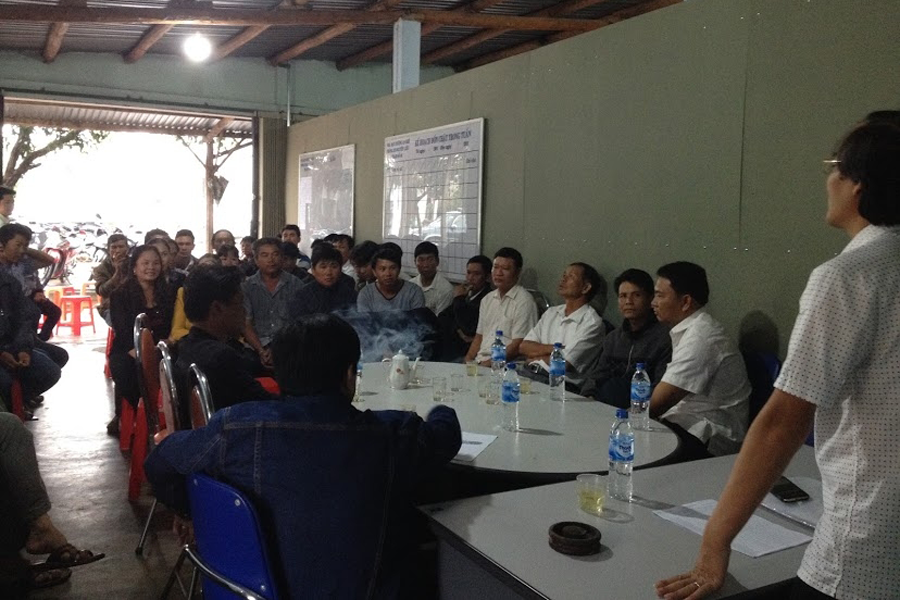 Tuyên truyền, phổ biến cho người dân về chính sách mua, vận chuyển mía trong vụ ép 2016-2017. Ảnh: H.T