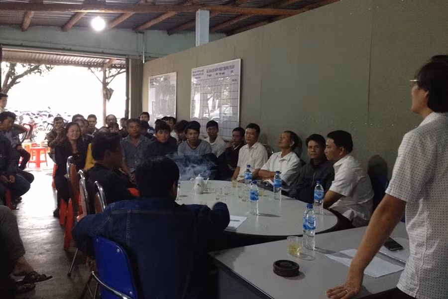 Tuyên truyền, phổ biến cho người dân về chính sách mua, vận chuyển mía trong vụ ép 2016-2017. Ảnh: H.T