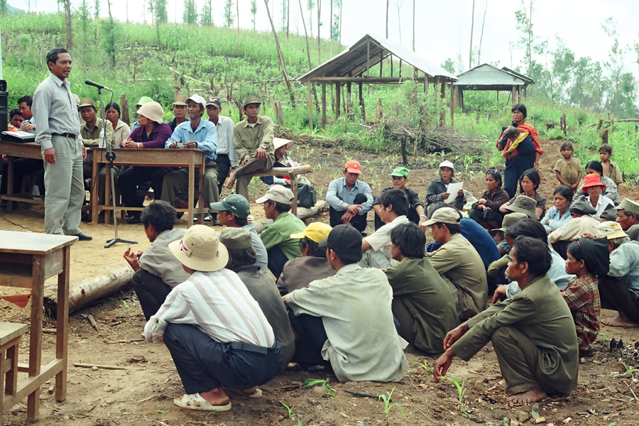 Tuyên truyền vận động đồng bào DTTS tham gia công tác bảo vệ rừng. Ảnh: T.N