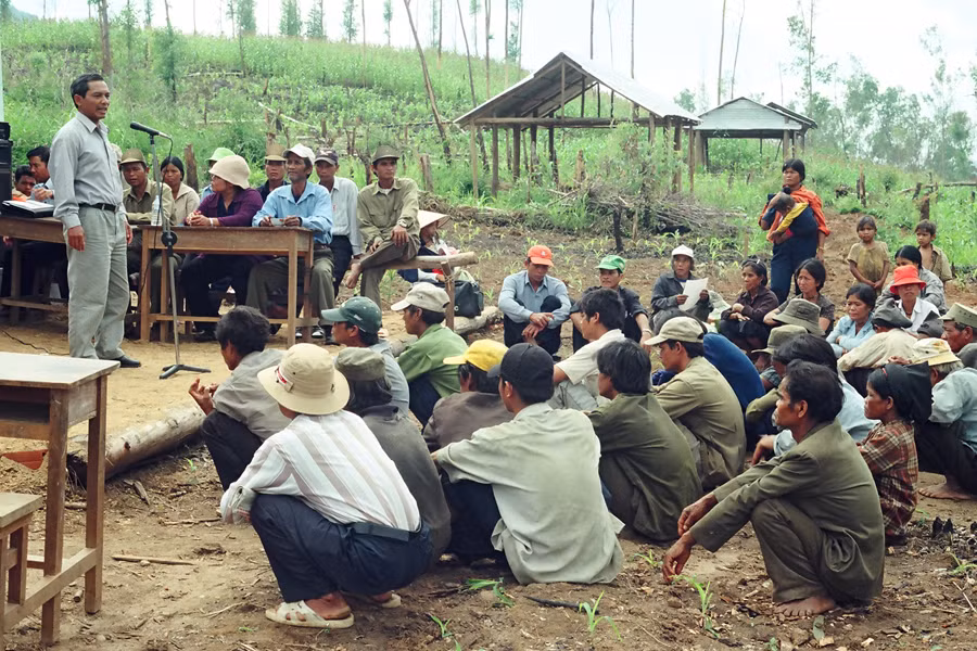 Tuyên truyền vận động đồng bào DTTS tham gia công tác bảo vệ rừng. Ảnh: T.N