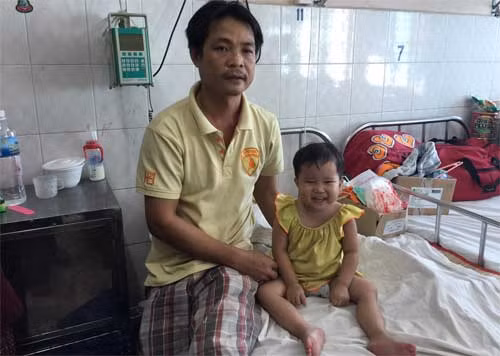Mẹ mất sớm, cha nuôi con trong bệnh viện, cơ hội chữa bệnh của Minh Anh rất mong manh.