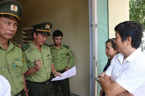 Lực lượng kiểm lâm làm việc và tiến hành kiểm tra số gỗ trong hai đơn vị trực thuộc sở KH&CN.