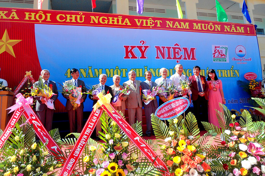 Ban Giám hiệu Nhà trường tặng hoa cho các thầy, cô giáo nguyên là cán bộ, giáo viên trong trường. Ảnh: Hồng Thi Ban Giám hiệu Nhà trường tặng hoa cho các thầy-cô giáo nguyên là cán bộ, giáo viên trong trường. Ảnh: Hồng Thi