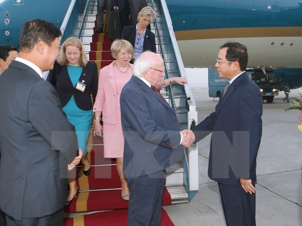 Bộ trưởng, Chủ nhiệm Văn phòng Chủ tịch nước Đào Việt Trung đón Tổng thống Ireland và Phu nhân.  Bộ trưởng, Chủ nhiệm Văn phòng Chủ tịch nước Đào Việt Trung đón Tổng thống Ireland và Phu nhân.