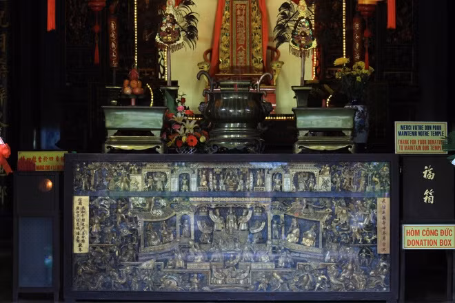 Hội quán Hải Nam có nhiều điểm riêng biệt so với các hội quán được đưa vào điểm tham quan trước đây, trong đó giữa chánh điện là một bộ thờ bằng gỗ sơn son thiếp vàng miêu tả cảnh sinh hoạt tam giới "Trời, Đất, Thủy Cung" hết sức độc đáo. 4