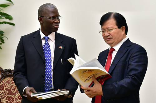 Giám đốc WB Ousmane Dione tặng Phó Thủ tướng Trịnh Đình Dũng cuốn sách về kinh tế Việt Nam do WB biên soạn. Giám đốc WB Ousmane Dione tặng Phó Thủ tướng Trịnh Đình Dũng cuốn sách về kinh tế Việt Nam do WB biên soạn.