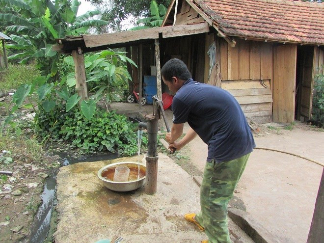 Không có điện, người dân Nà Ven phải tự bơm nước thủ công.