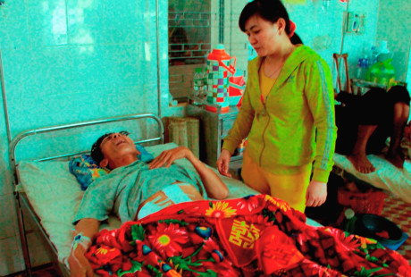 Ông Ngọc khi mới được cấp cứu, điều trị tại Bệnh viện Đa khoa Đak Lak.