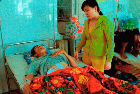 Ông Ngọc khi mới được cấp cứu, điều trị tại Bệnh viện Đa khoa Đak Lak.