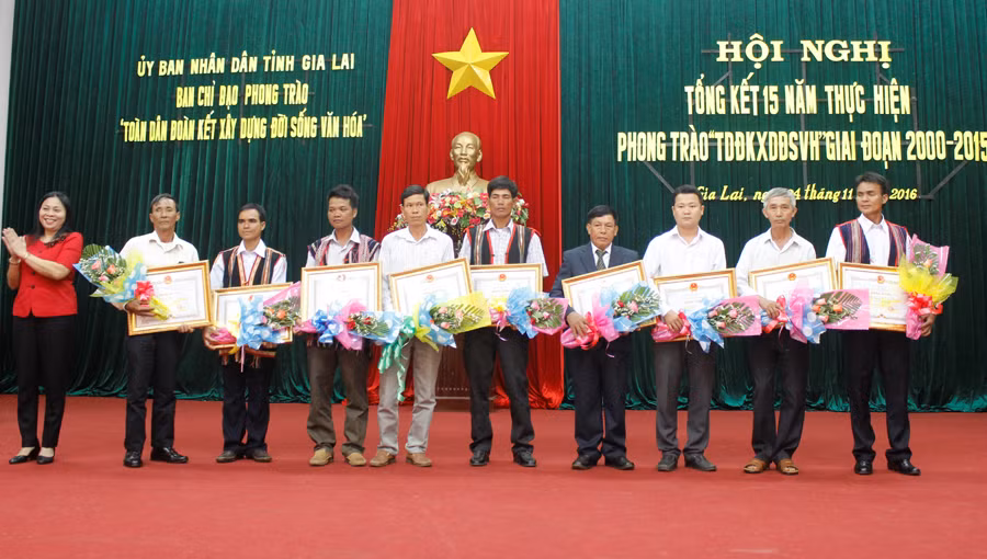 Bà Huỳnh Nữ Thu Hà (bên trái) tặng bằng khen cho 9 tập thể có thành tích xuất sắc. Ảnh: P.L