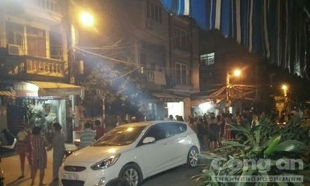 Người dân hiếu kỳ chứng kiến vụ việc.