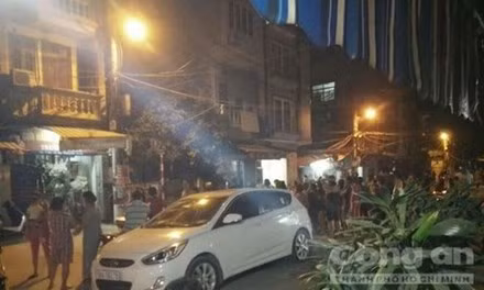 Người dân hiếu kỳ chứng kiến vụ việc.