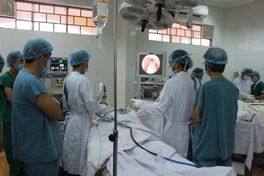 Bệnh viện Tai-Mũi-Họng Trung ương chuyển giao k_ỹ thuật phẫu thuật nội soi mũi xoang. Ảnh: Phan Lài