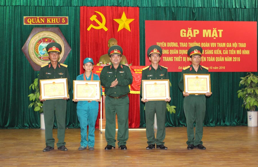 Thiếu tướng Trịnh Đình Thạch tặng bằng khen cho các cá nhân có thành tích xuất sắc tại Hội thao. Ảnh: Hồng Thọ Ảnh: Thiếu tướng Trịnh Đình Thạch tặng bằng khen cho các cá nhân có thành tích xuất sắc tại Hội thao. Ảnh: Hồng Thọ